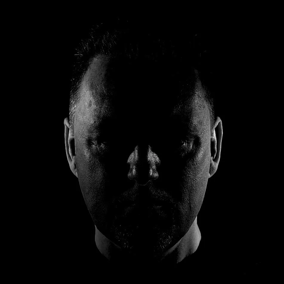 Zelfportret van fotograaf Andy van Dongen in low-key zwart-wit